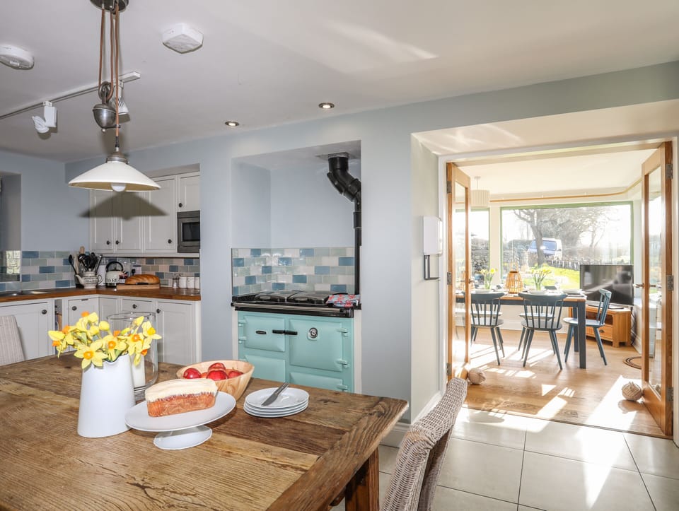 Cottage | Private kitchen | Fridge, dishwasher, cookware/dishes/utensils