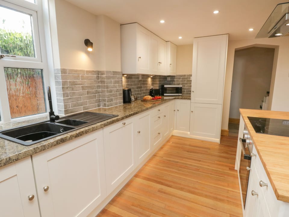 Cottage | Private kitchen | Fridge, microwave, dishwasher, electric kettle
