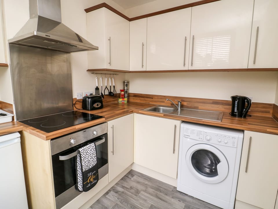 Cottage | Private kitchen | Fridge, microwave, electric kettle, toaster