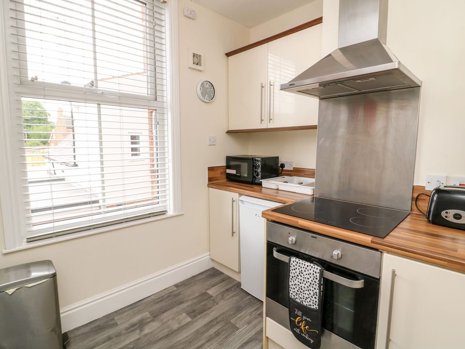 Cottage | Private kitchen | Fridge, microwave, electric kettle, toaster