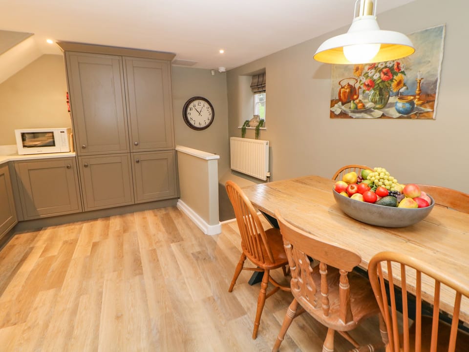 Cottage | Dining