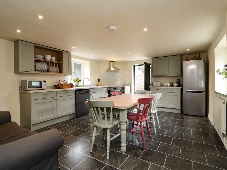 Cottage | Private kitchen | Fridge, microwave, dishwasher, cookware/dishes/utensils