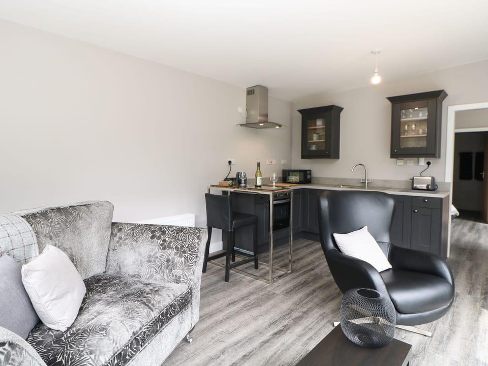 Cottage | Private kitchen | Fridge, electric kettle, toaster, cookware/dishes/utensils