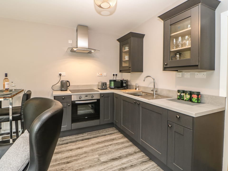 Cottage | Private kitchen | Fridge, electric kettle, toaster, cookware/dishes/utensils