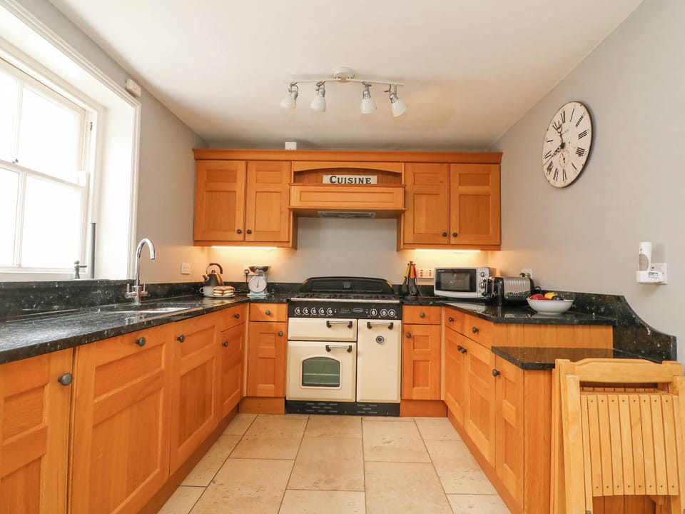 Cottage | Private kitchen | Fridge, microwave, dishwasher, electric kettle