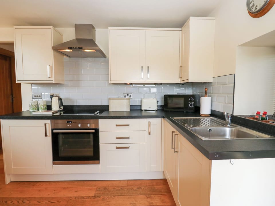 Cottage | Private kitchen | Fridge, microwave, electric kettle, toaster