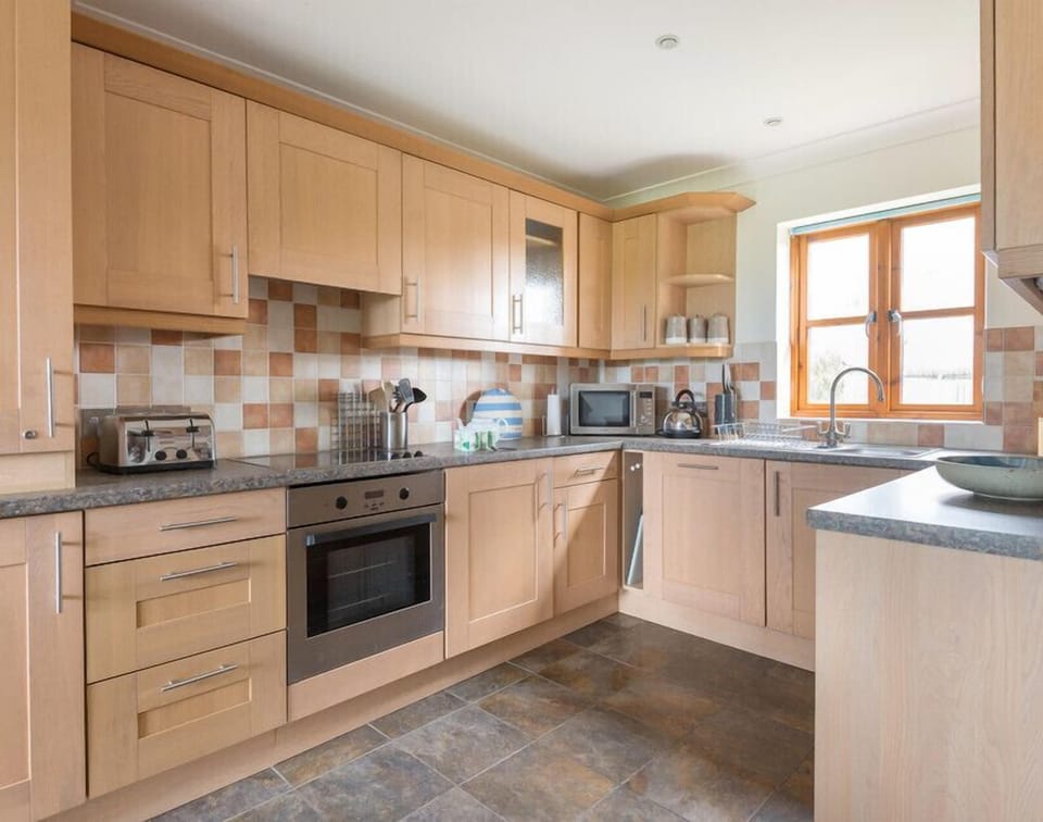 Cottage | Private kitchen | Fridge, microwave, dishwasher, cookware/dishes/utensils
