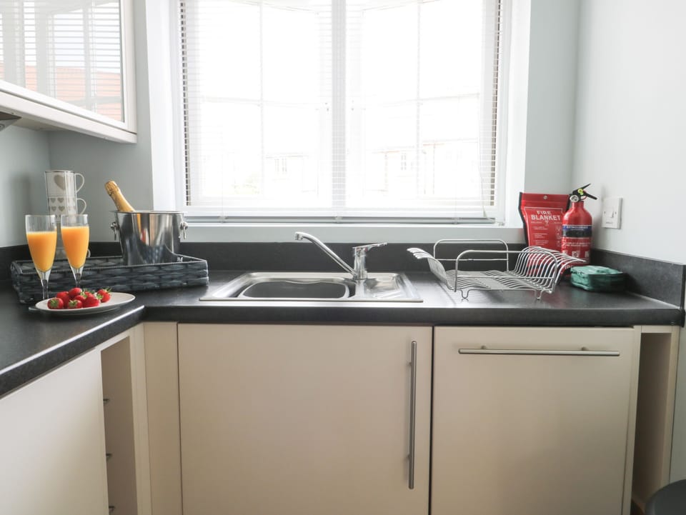 Cottage | Private kitchen | Fridge, dishwasher, electric kettle, toaster