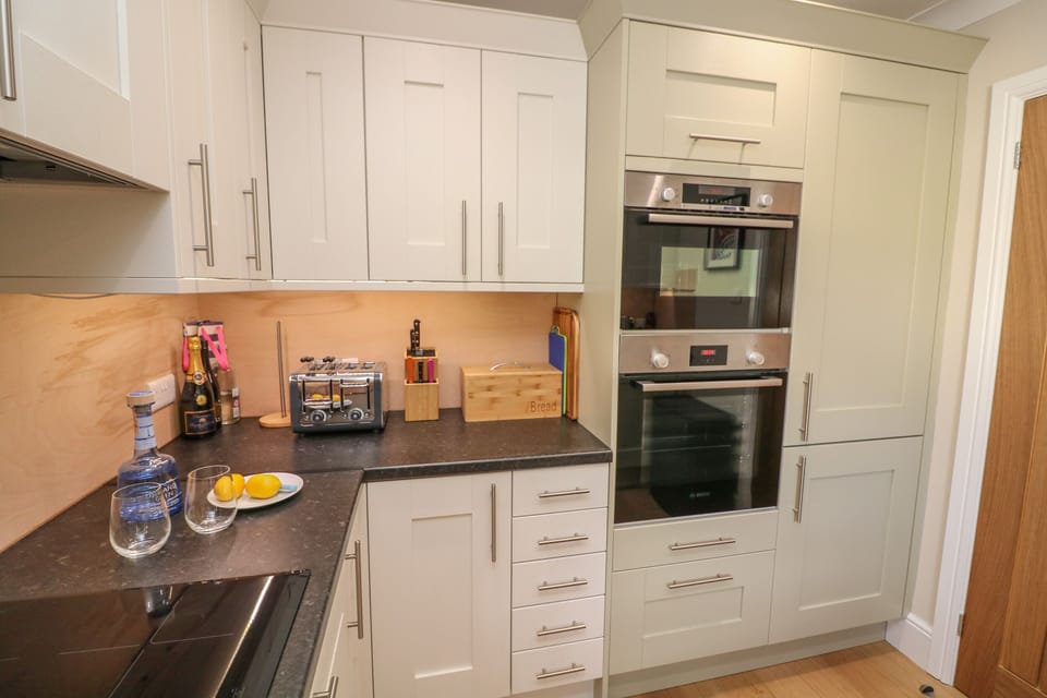 Cottage | Private kitchen | Fridge, dishwasher, electric kettle, toaster