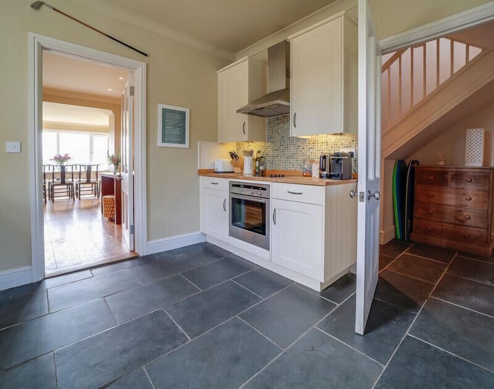Cottage | Private kitchen | Fridge, microwave, dishwasher, cookware/dishes/utensils