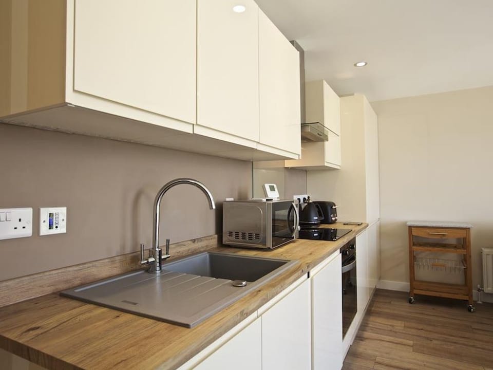 Cottage | Private kitchen | Fridge, dishwasher, cookware/dishes/utensils