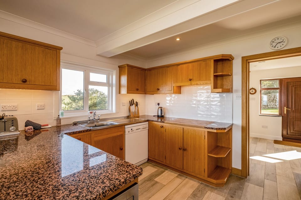 Cottage | Private kitchen | Dishwasher, cookware/dishes/utensils