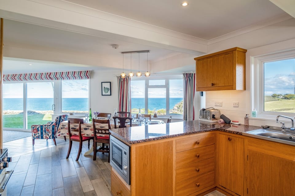 Cottage | Private kitchen | Dishwasher, cookware/dishes/utensils