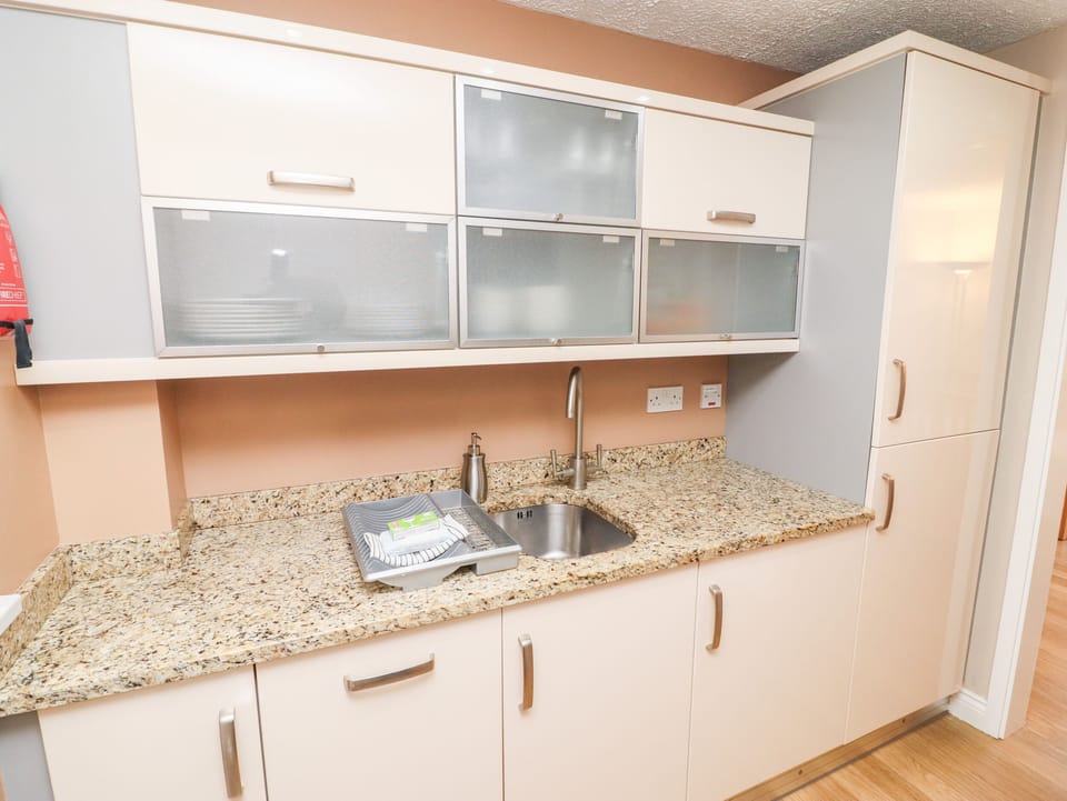 Cottage | Private kitchen | Fridge, dishwasher, cookware/dishes/utensils