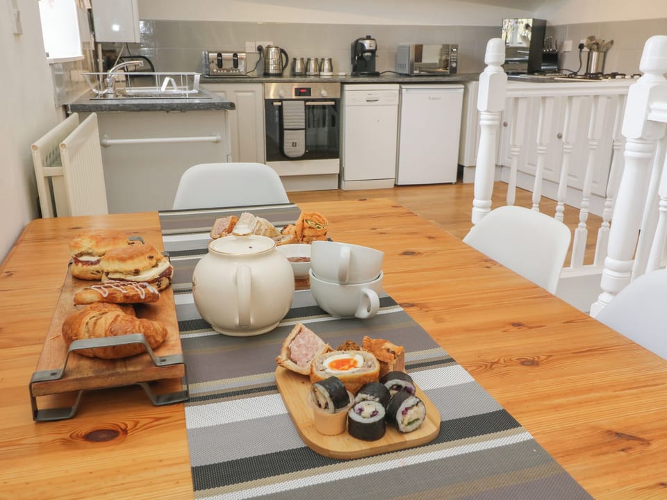 Cottage | Dining