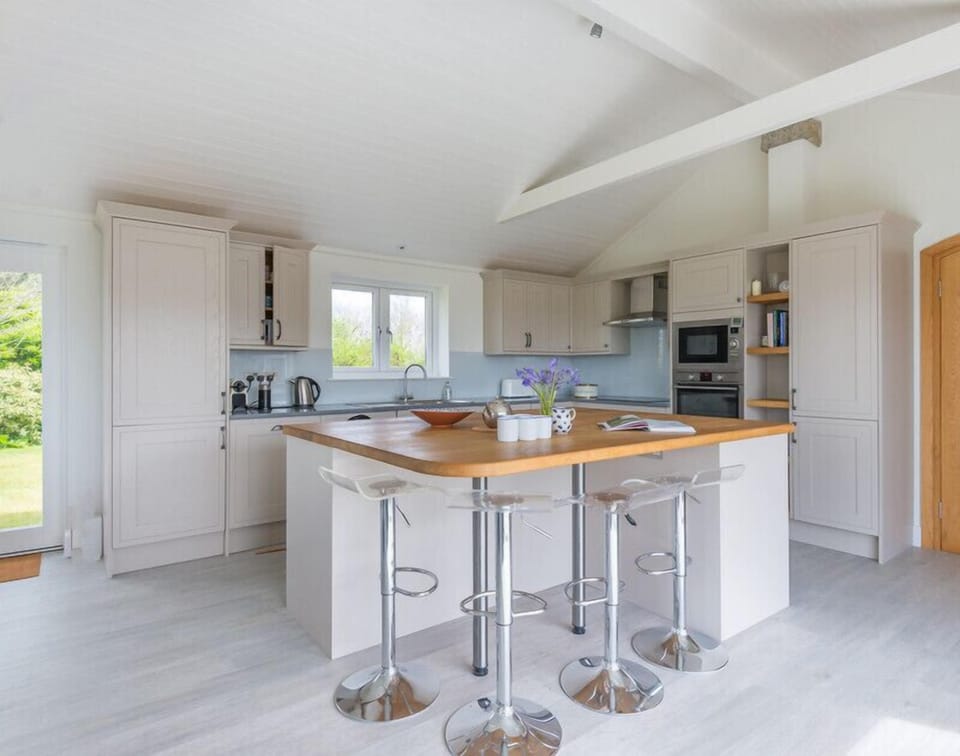 Cottage | Private kitchen | Fridge, microwave, dishwasher, cookware/dishes/utensils
