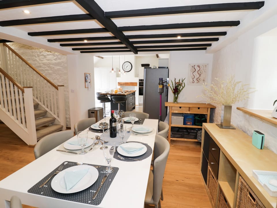 Cottage | Private kitchen | Fridge, microwave, dishwasher, electric kettle