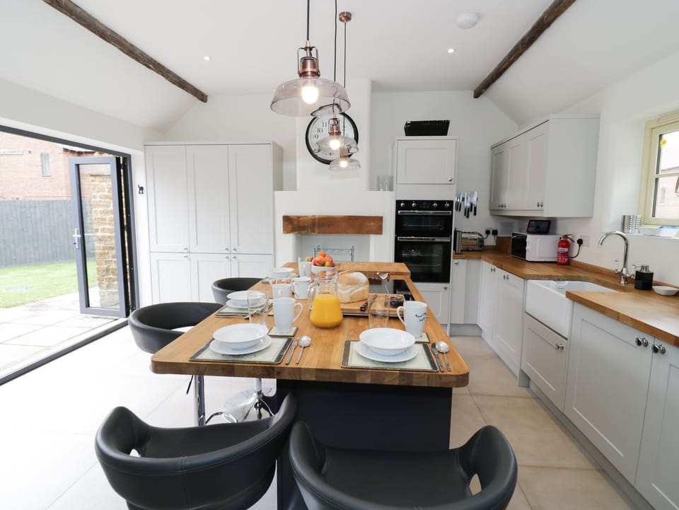 Cottage | Private kitchen | Fridge, microwave, dishwasher, electric kettle