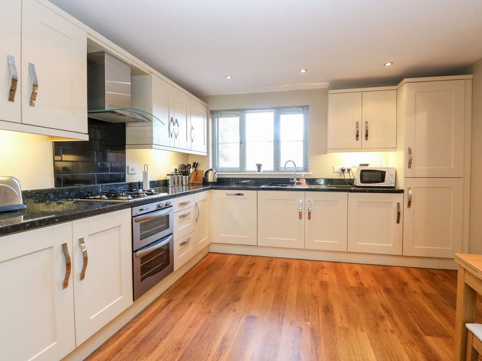 Cottage | Private kitchen | Fridge, microwave, dishwasher, electric kettle