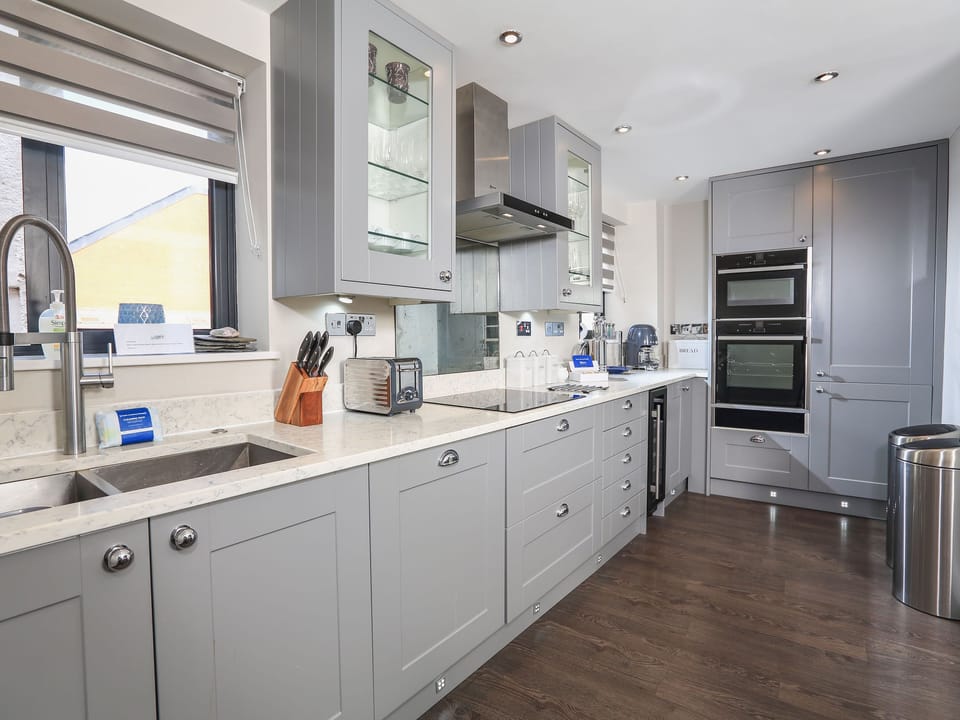 Cottage | Private kitchen | Fridge, dishwasher, cookware/dishes/utensils