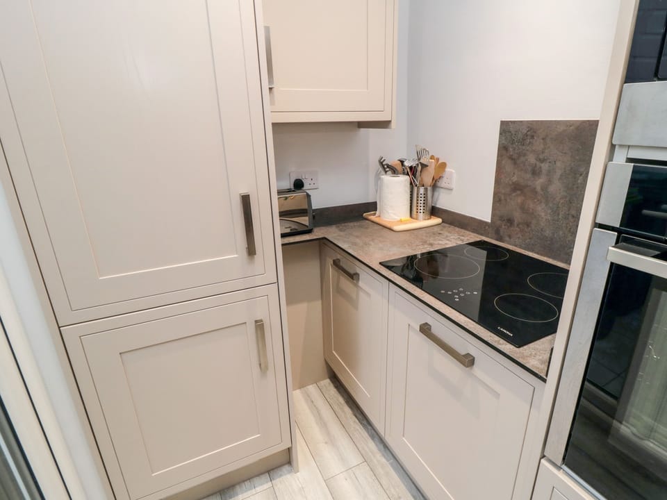 Cottage | Private kitchen | Fridge, microwave, electric kettle, toaster