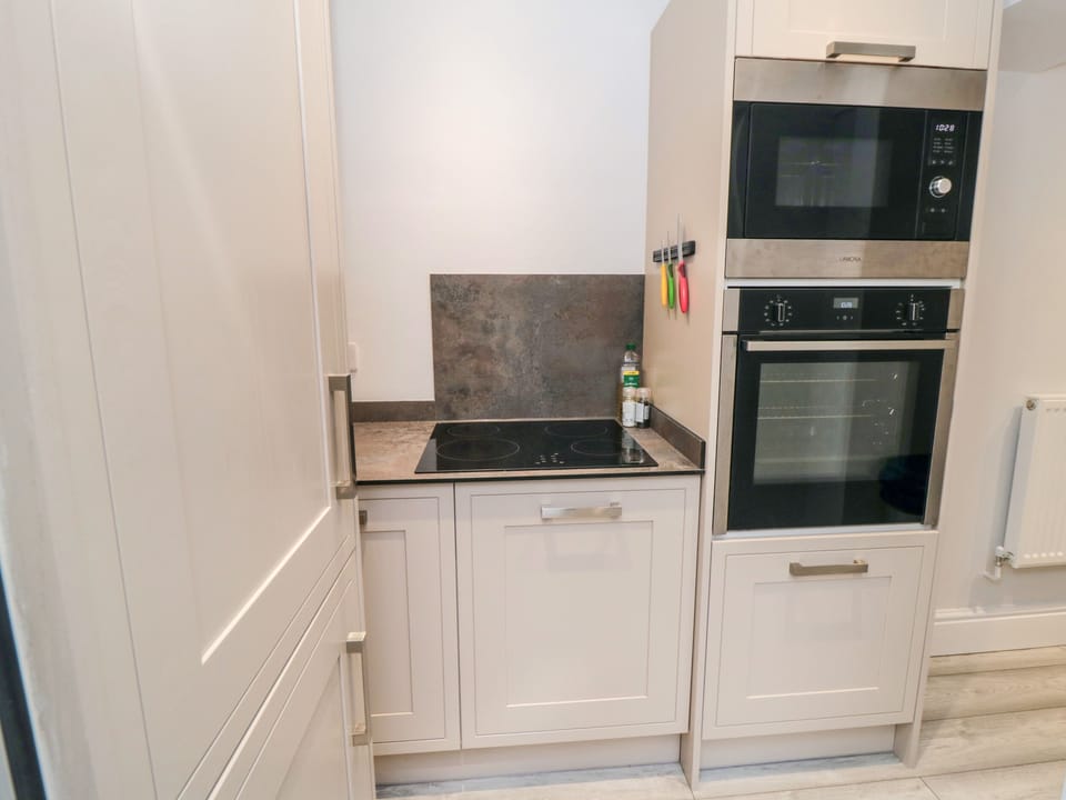 Cottage | Private kitchen | Fridge, microwave, electric kettle, toaster