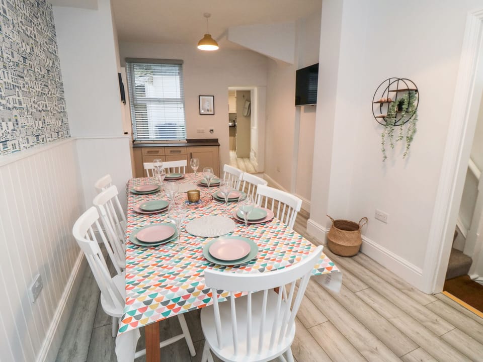 Cottage | Private kitchen | Fridge, microwave, electric kettle, toaster