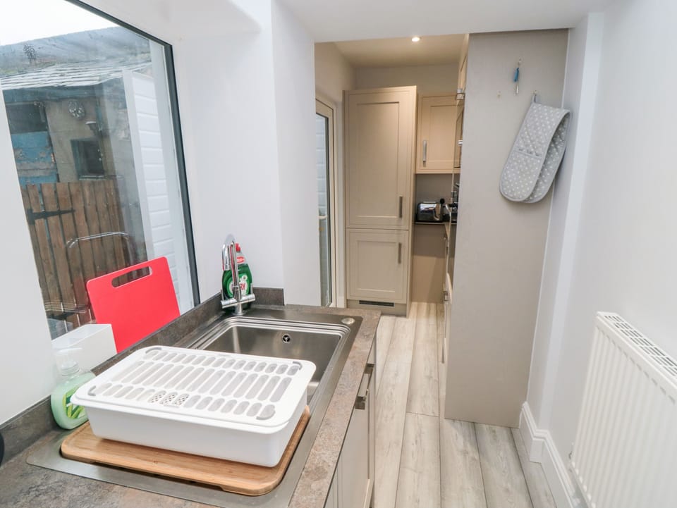 Cottage | Private kitchen | Fridge, microwave, electric kettle, toaster