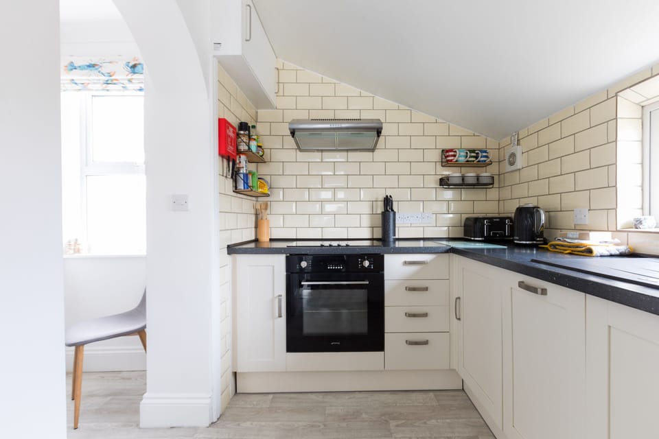 Cottage | Private kitchen | Fridge, dishwasher, toaster, cookware/dishes/utensils