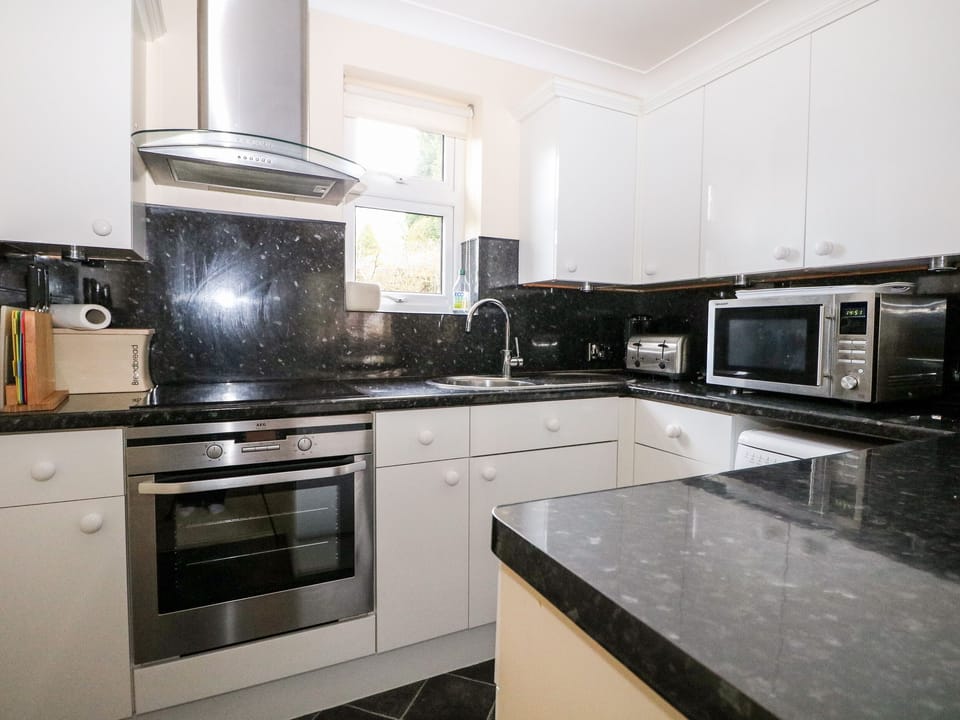 Cottage | Private kitchen | Fridge, microwave, electric kettle, toaster
