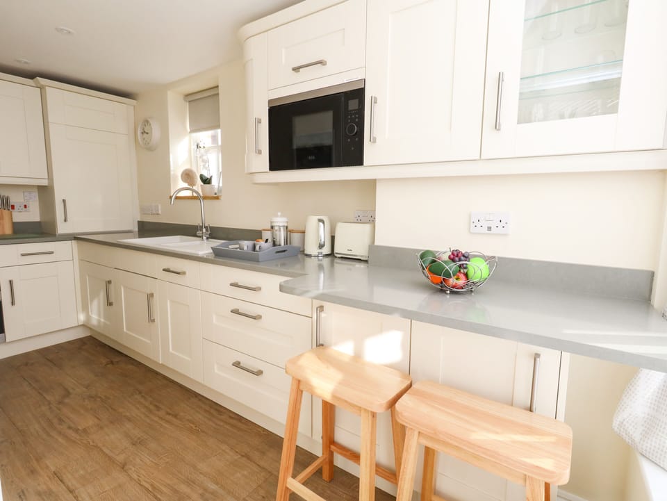 Cottage | Private kitchen | Fridge, microwave, dishwasher, electric kettle