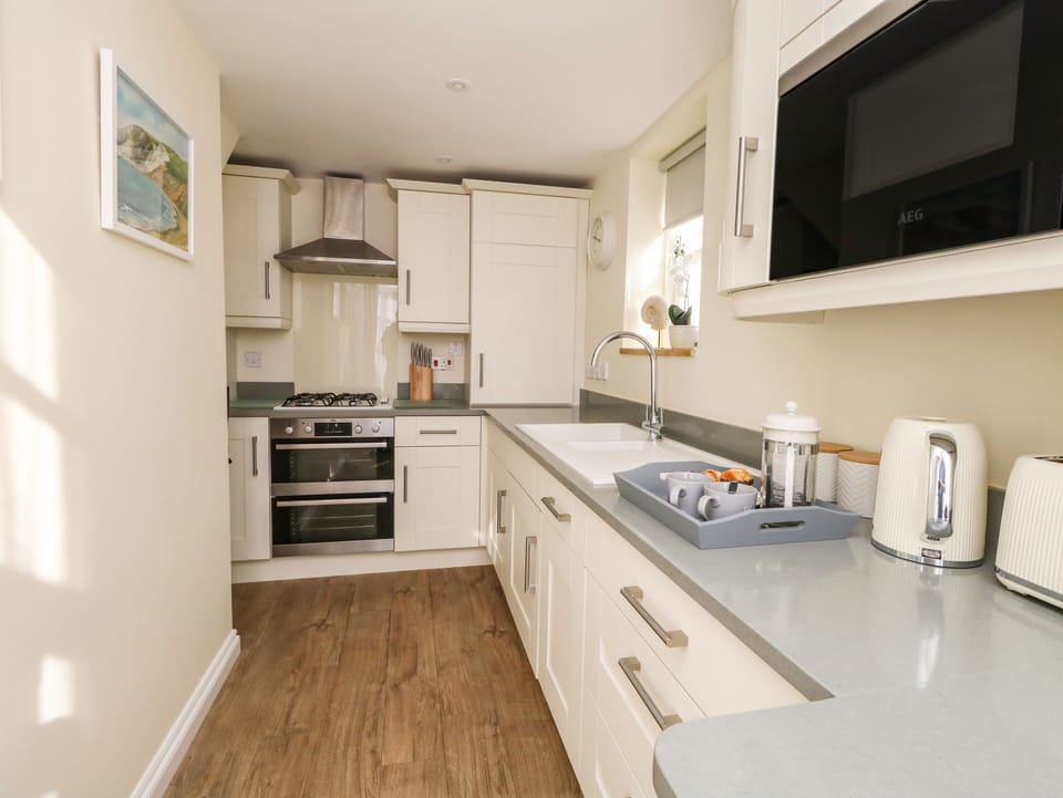Cottage | Private kitchen | Fridge, microwave, dishwasher, electric kettle