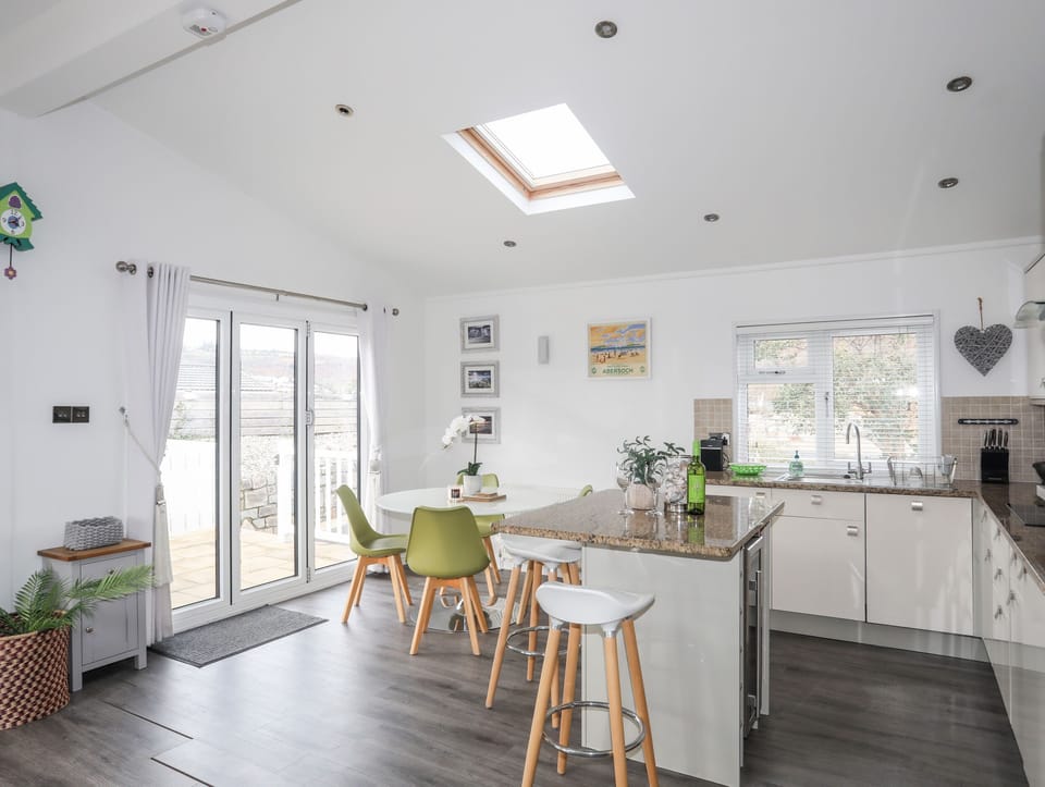 Cottage | Private kitchen | Fridge, microwave, dishwasher, electric kettle