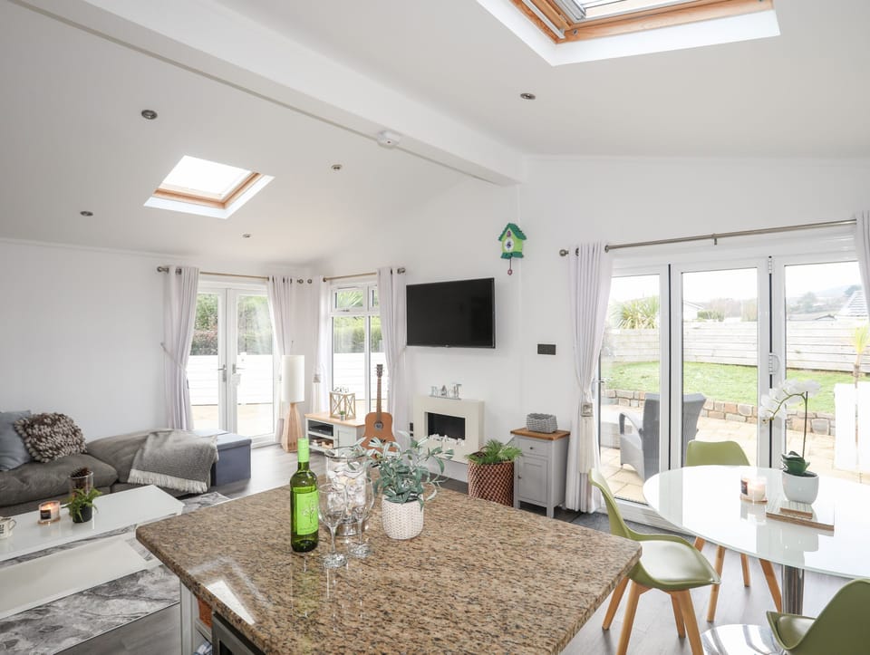 Cottage | Dining