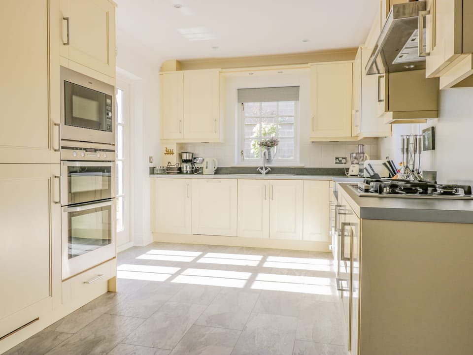 Cottage | Private kitchen | Fridge, dishwasher, electric kettle, toaster