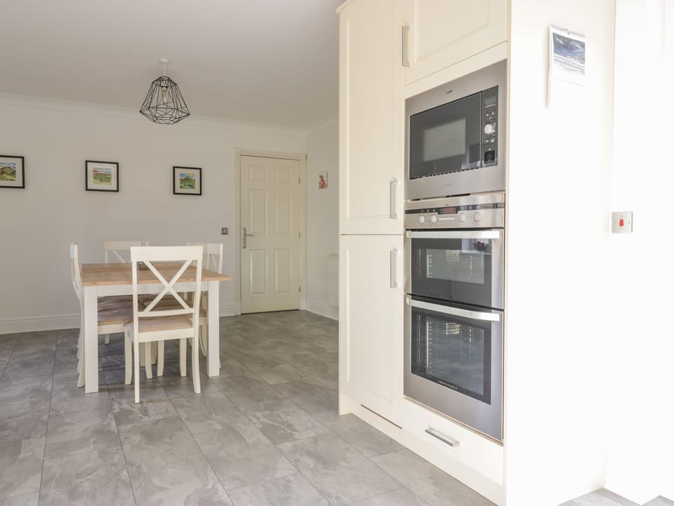 Cottage | Private kitchen | Fridge, microwave, dishwasher, electric kettle