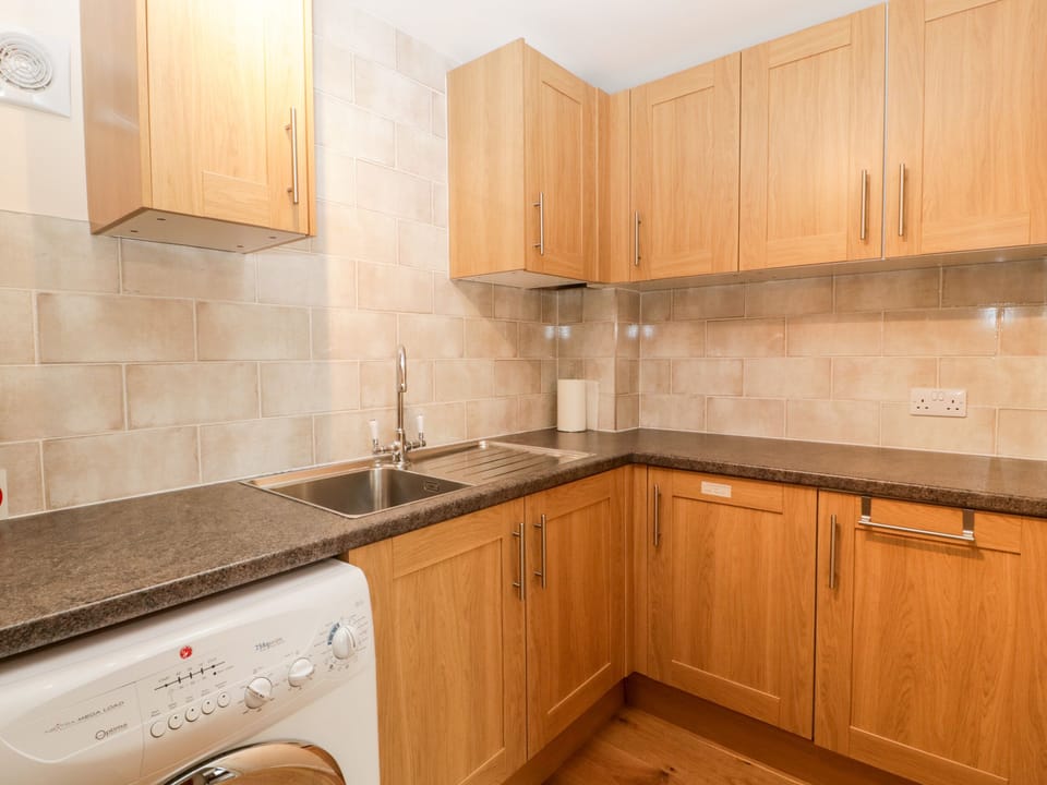 Cottage | Private kitchen | Fridge, microwave, electric kettle, toaster