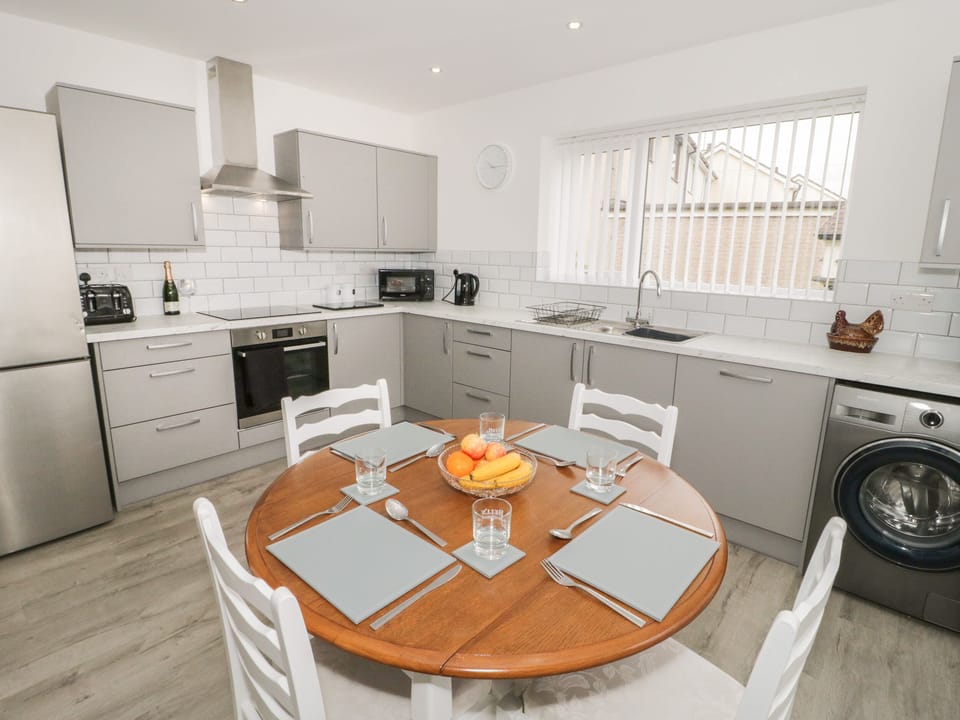 Cottage | Private kitchen | Dishwasher, cookware/dishes/utensils