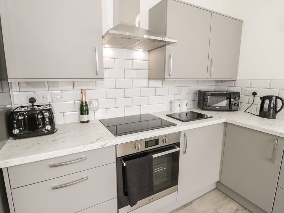 Cottage | Private kitchen | Dishwasher, cookware/dishes/utensils