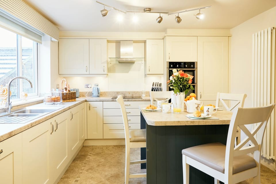 Cottage | Private kitchen | Fridge, microwave, dishwasher, cookware/dishes/utensils