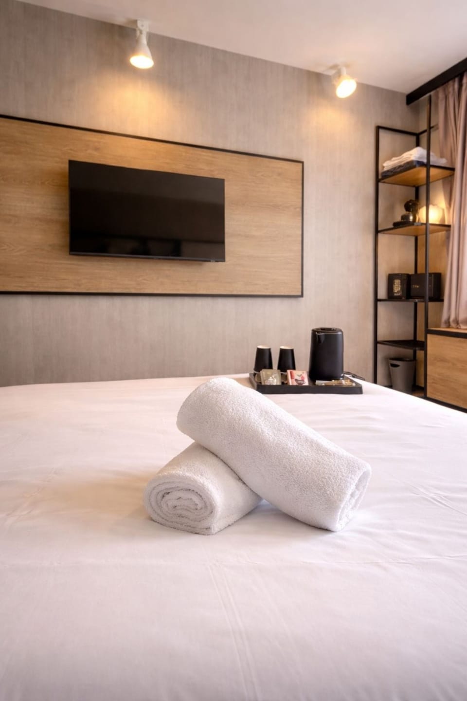 Comfort Room, 1 Double Bed | Individually decorated, individually furnished, desk, laptop workspace
