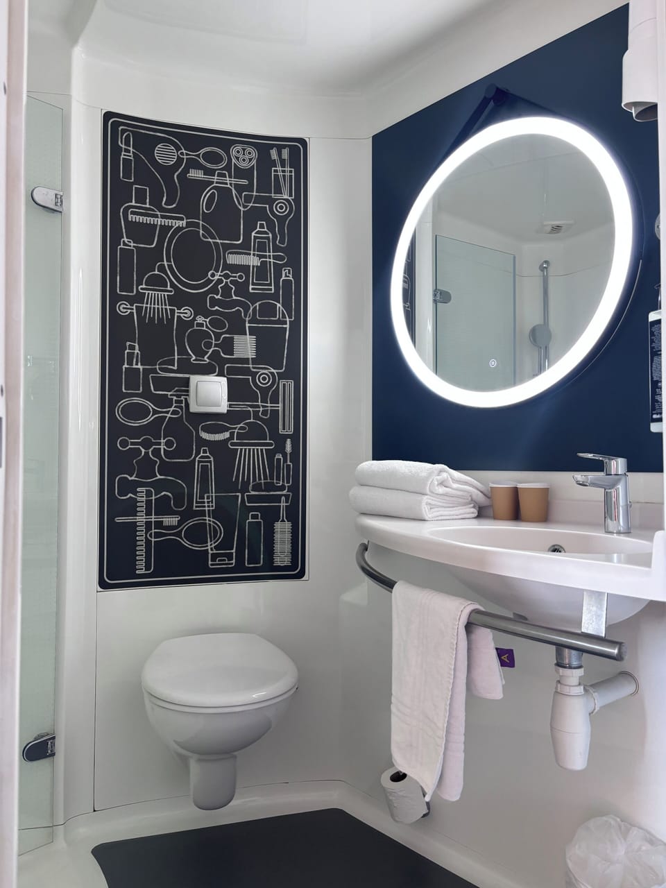 Comfort Room, 1 Double Bed | Bathroom | Shower, hydromassage showerhead, eco-friendly toiletries, hair dryer