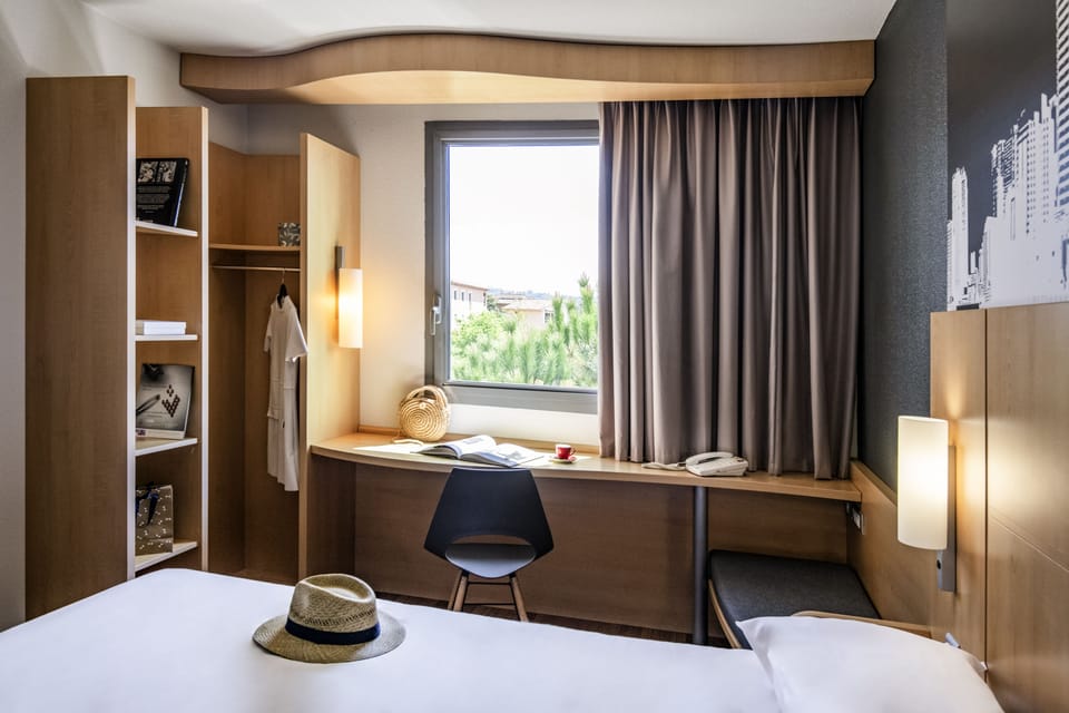 Standard Room, 2 Twin Beds | Individually decorated, individually furnished, desk, laptop workspace