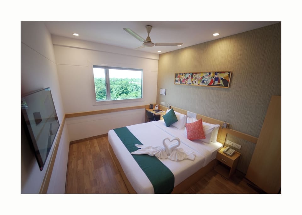 Premium Room | In-room safe, desk, laptop workspace, blackout drapes