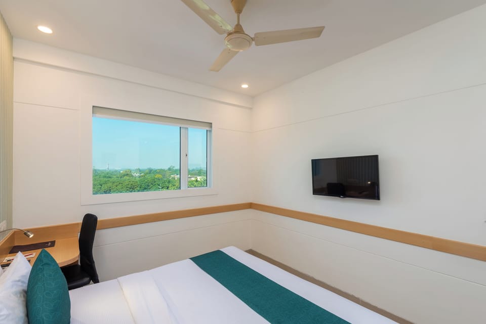 Superior - Grove View | In-room safe, desk, laptop workspace, blackout drapes