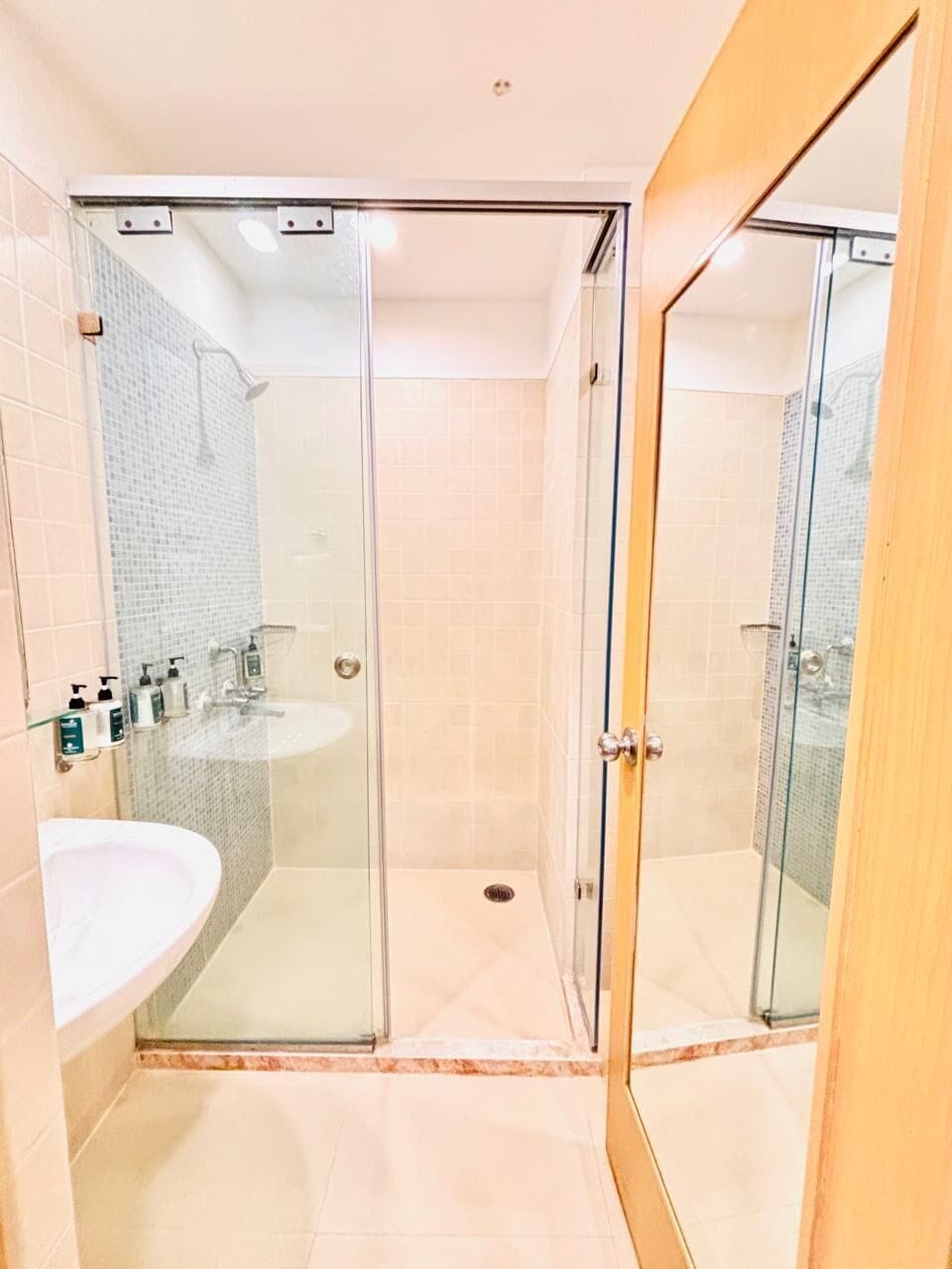Premium City view rooms | Bathroom | Slippers, towels