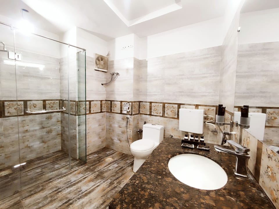 Deluxe Quadruple Room | Bathroom | Shower, rainfall showerhead, hair dryer, towels