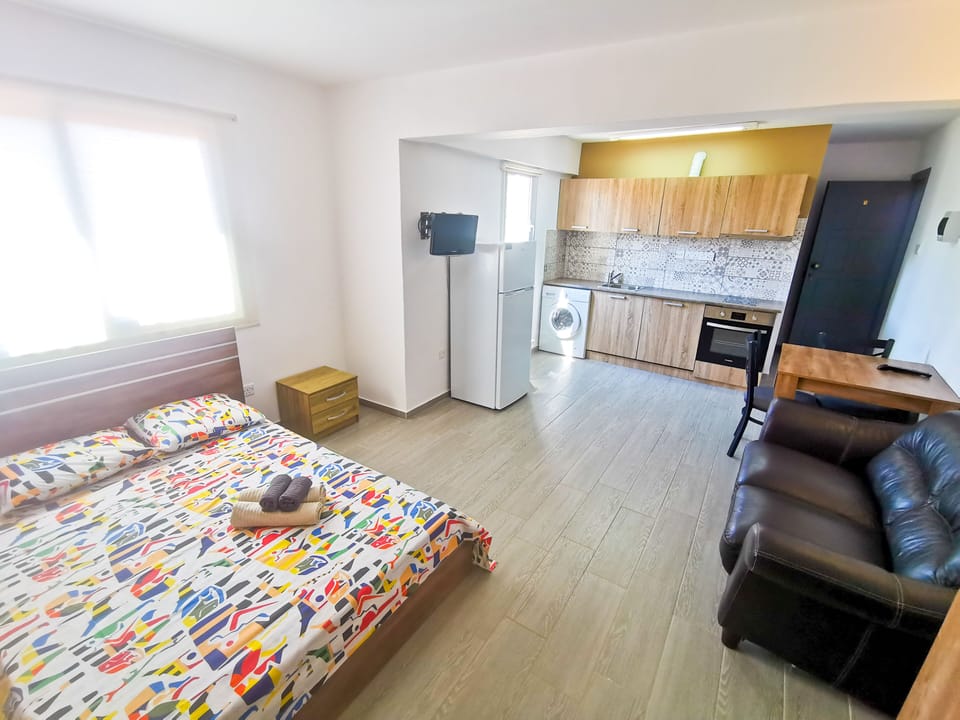 Standard Studio | Desk, laptop workspace, iron/ironing board, free WiFi