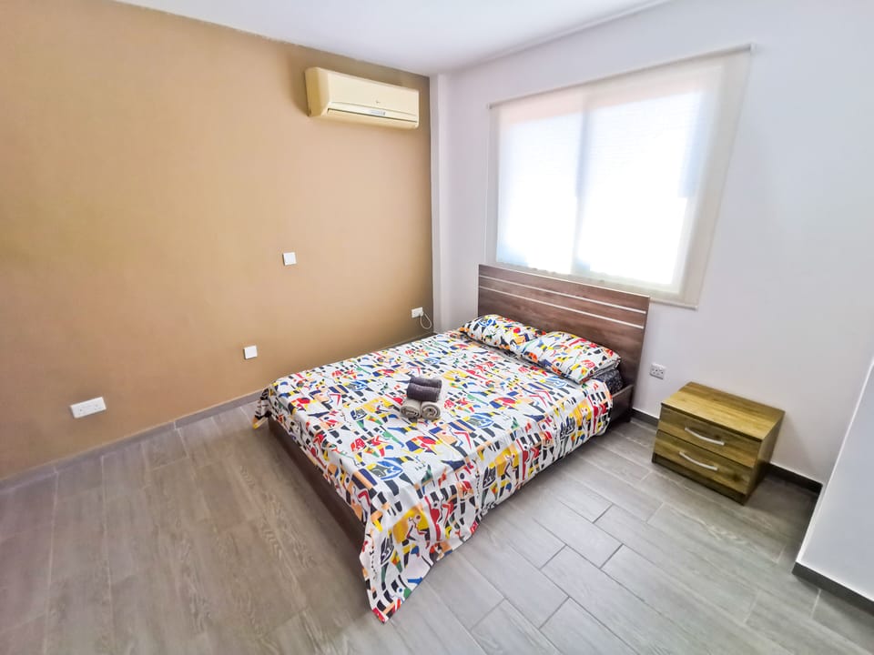 Standard Studio | Desk, laptop workspace, iron/ironing board, free WiFi