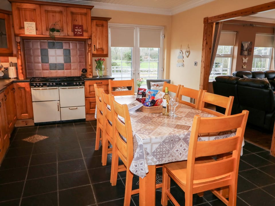 Cottage | Dining